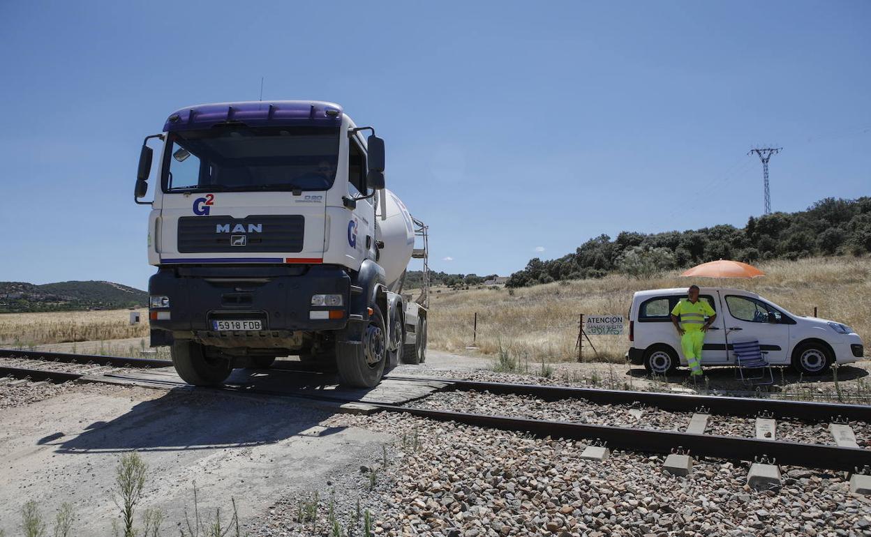 Obras en agosto de 2021 para suprimir un paso a nivel en el entorno de Cáceres. 