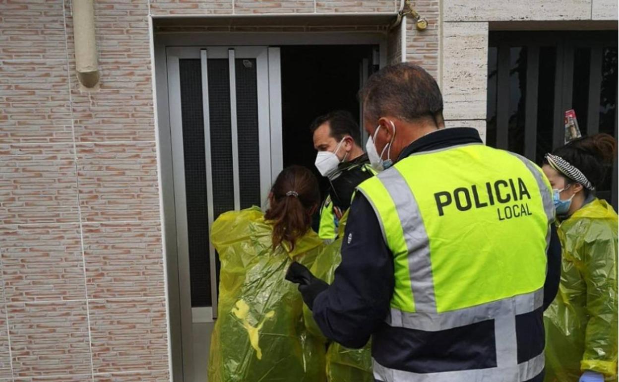 La Policía Local rescata los perros de una vivienda. 