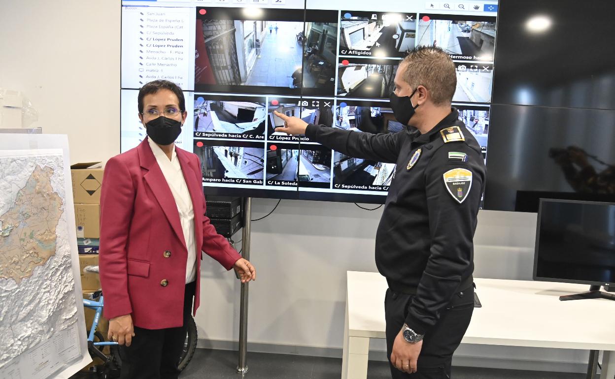 María José Solana y Rubén Muñoz junto a las pantallas desde la que se controlan las cámaras.