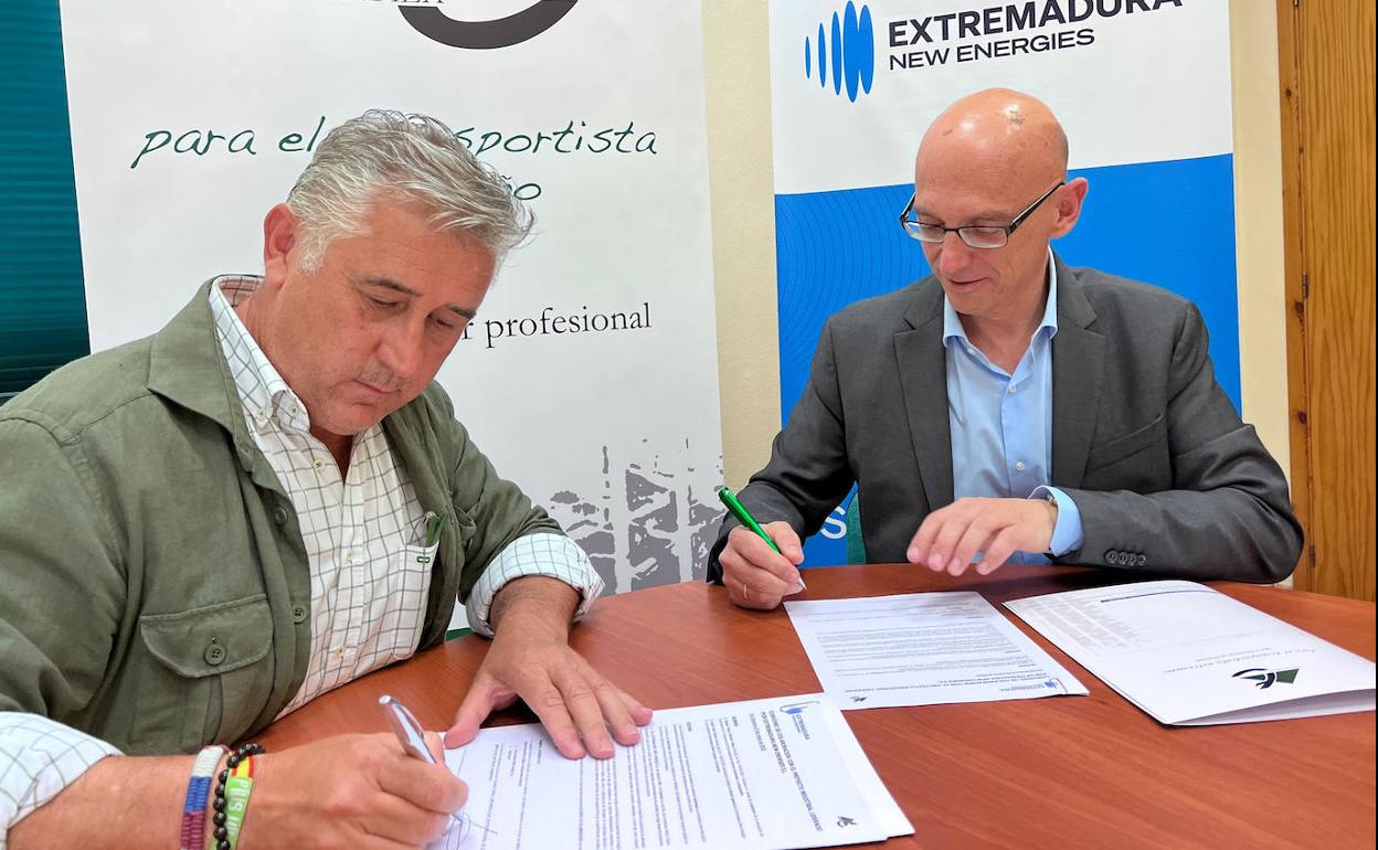 El presidente de Asemtraex, Miguel Ángel Sánchez, y el CEO de Extremadura New Energies, Ramón Jiménez. 