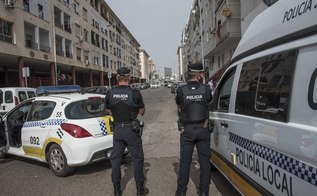 Agentes de la Policía Local en Suerte de Saavedra. 