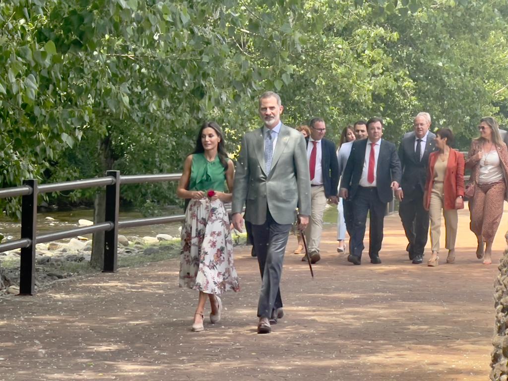 Los monarcas paseando por el paseo fluvial junto al río de Los Ángeles. 