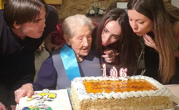 Isidra, soplando las velas de su tarta de cumpleaños junto a su familia.