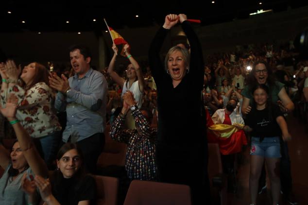 Gran clamor y entusiamos durante la actuación de Chanel en el Teatre de la Passió de Olesa de Montserrat (Barcelona), donde vive su familia.