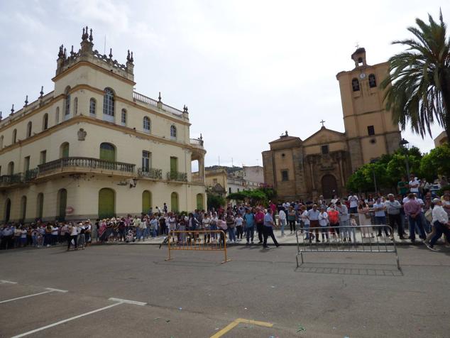 Público congregado para las carrozas en Castuera.