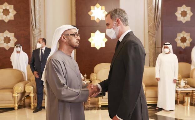 El rey Felipe VI saluda al jeque Mohamed Bin Zayed Al Nahyan, este domingo en Abu Dabi.