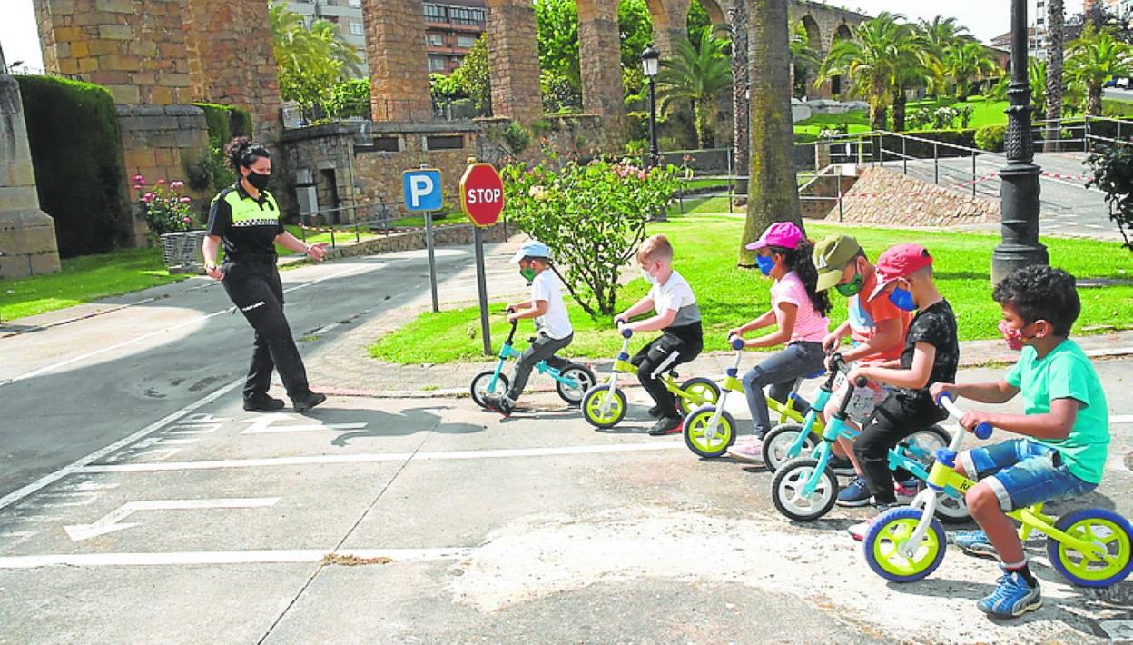 Alumnos con sus bicis en el parque infantil de tráfico. 