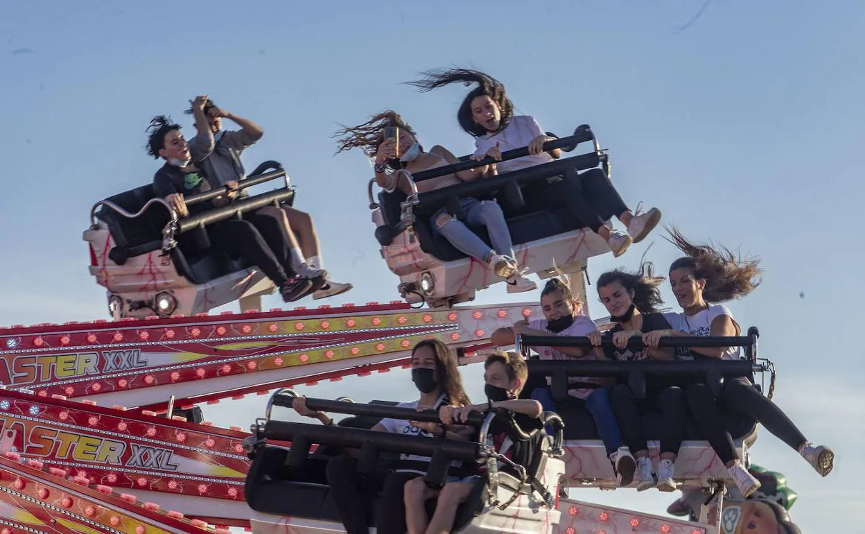 Jóvenes en una de las atracciones de la pasada en feria de Cáceres, celebrada en septiembre. 