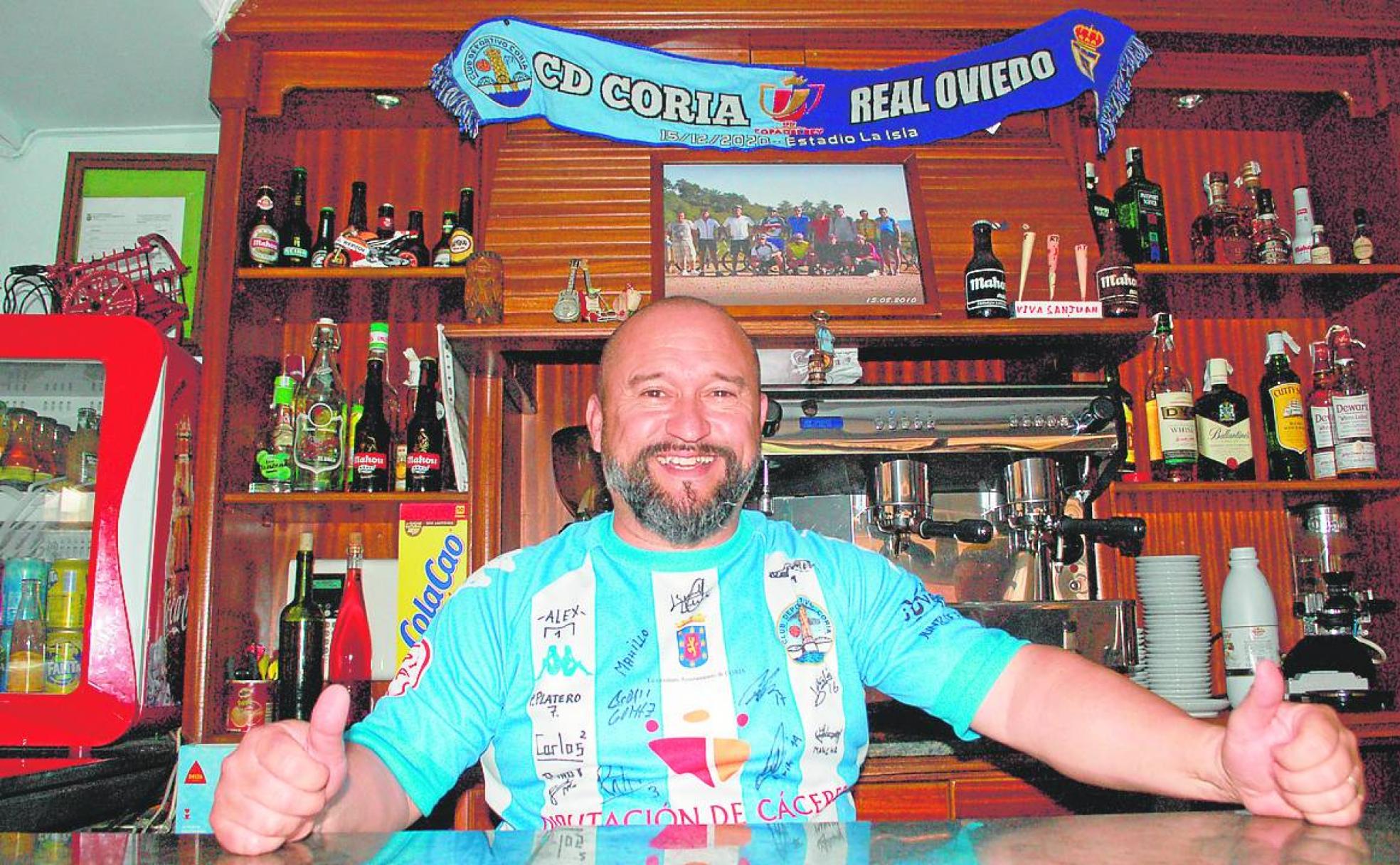 Jordi dirige uno de los bares de reunión de los aficionados. 