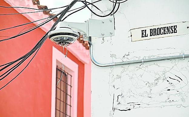 La carcasa dañada hace dos días en la calle El Brocense. 