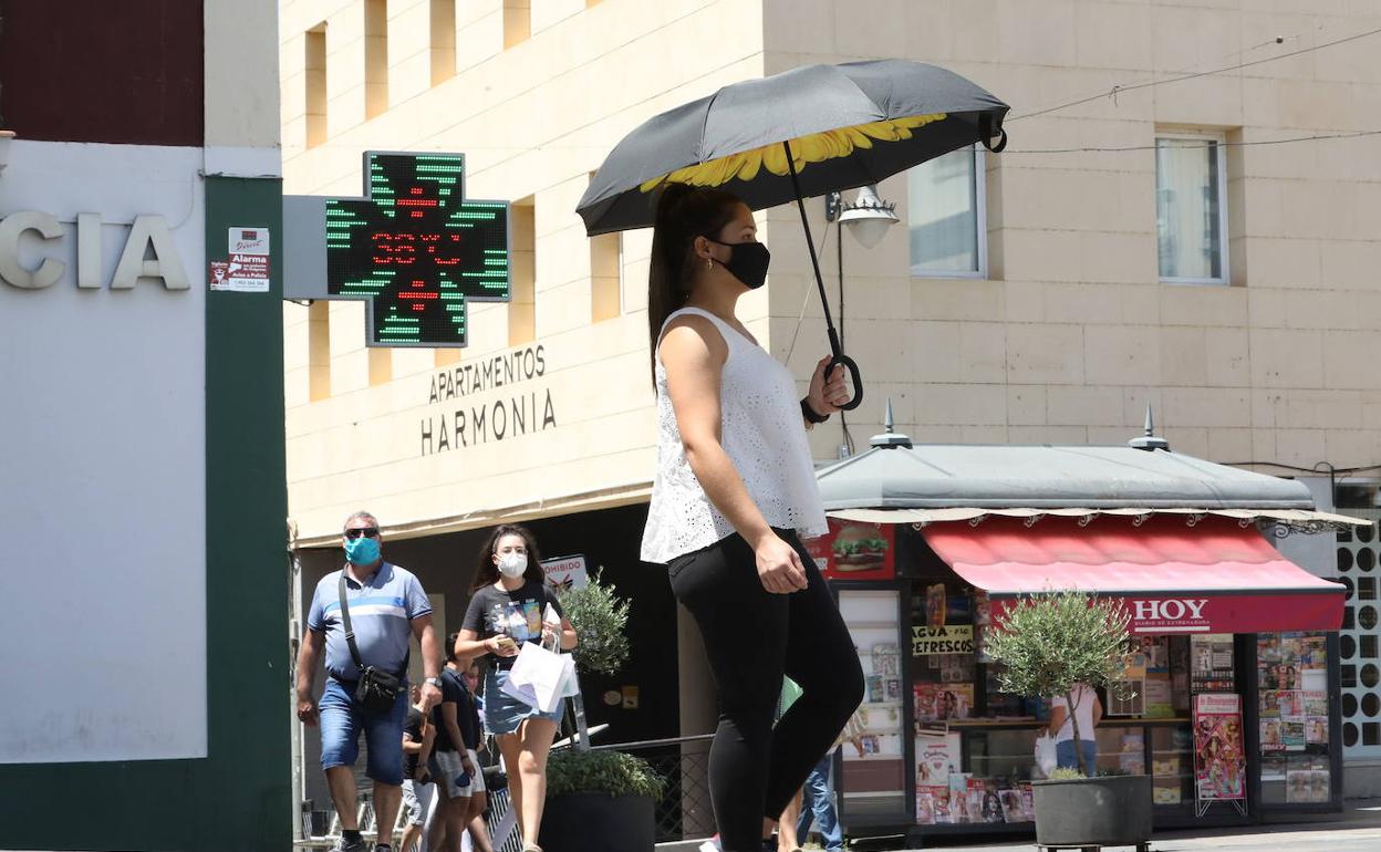 Imagen de archivo de personas caminando por Mérida bajo un calor sofocante.