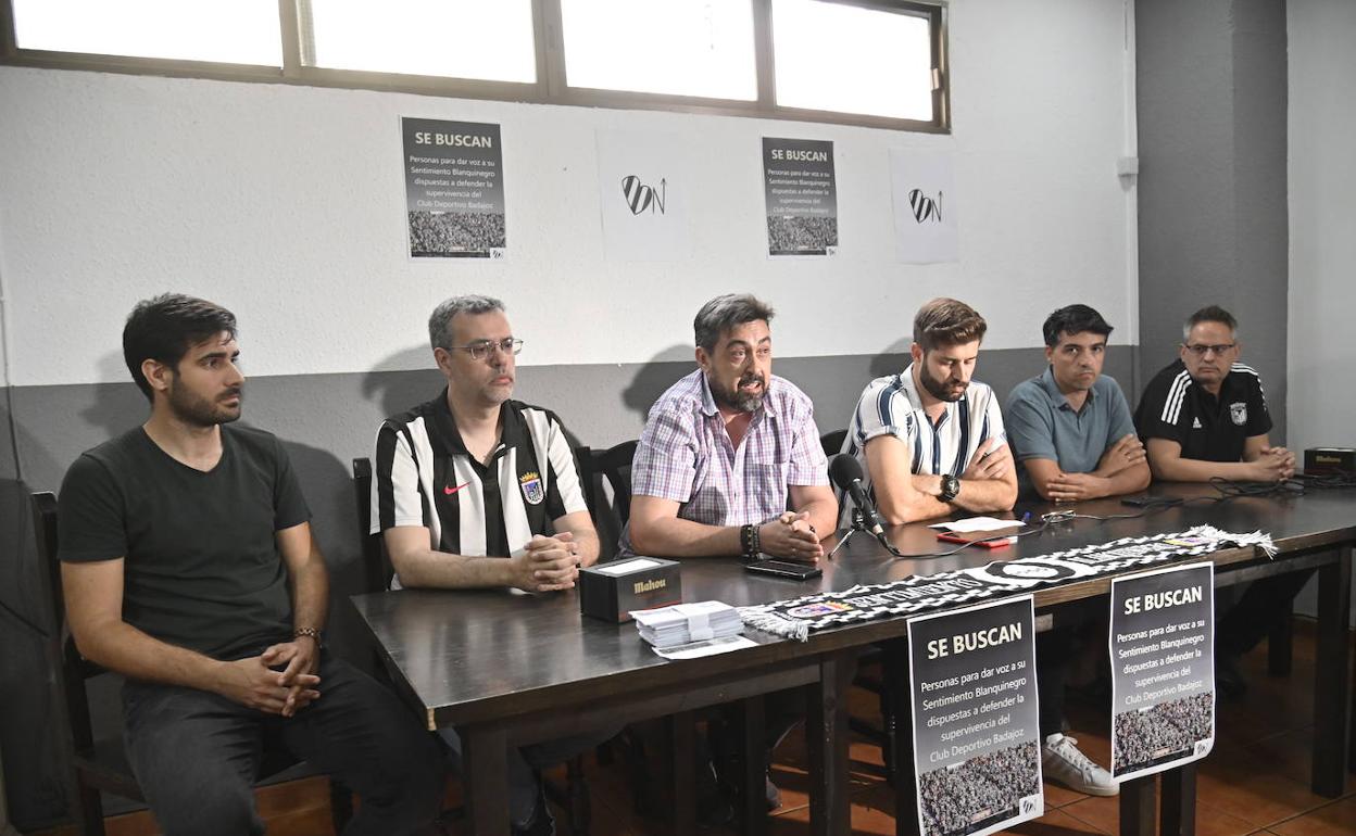 José Luis Marín, José Manuel García, Fran Gil, Eduardo Pérez, Bienvenido del Pino y Julio Yuste, miembro s de la Plataforma Sentimiento Blanquinegro. 