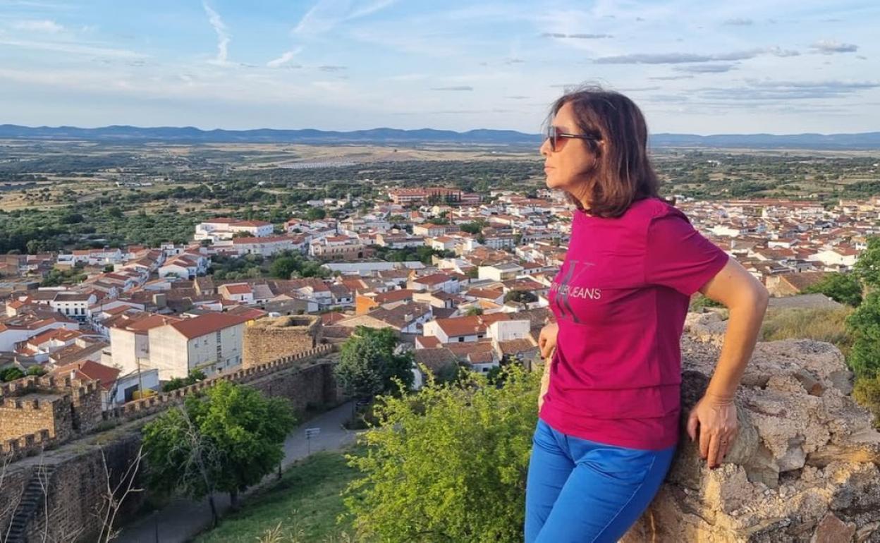 Isabel Gemio con Alburquerque al fondo.