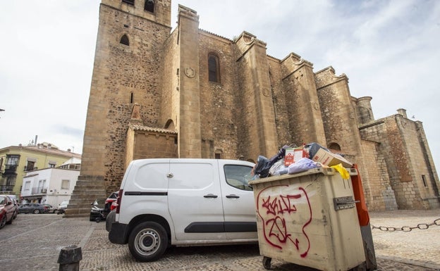 Los vecinos denuncian que los contenedores de la Plaza de Santiago (algunos están soterrados) suelen estar desbordados de basura. 