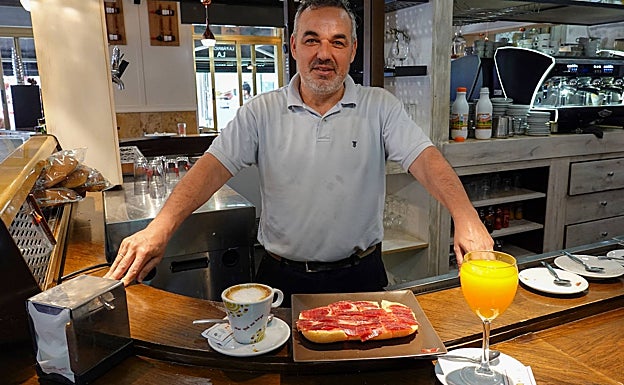 Marco sirve un desayuno en el bar La Esquina. 