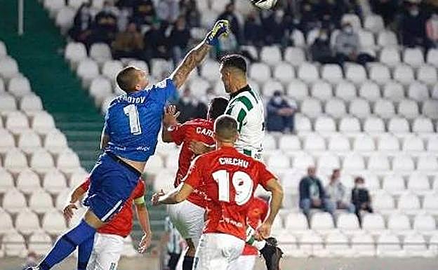 Con el Montijo saliendo a un despeje. 