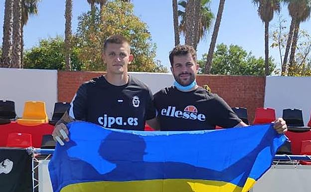Con su bandera ucraniana en Montijo con un aficionado. 