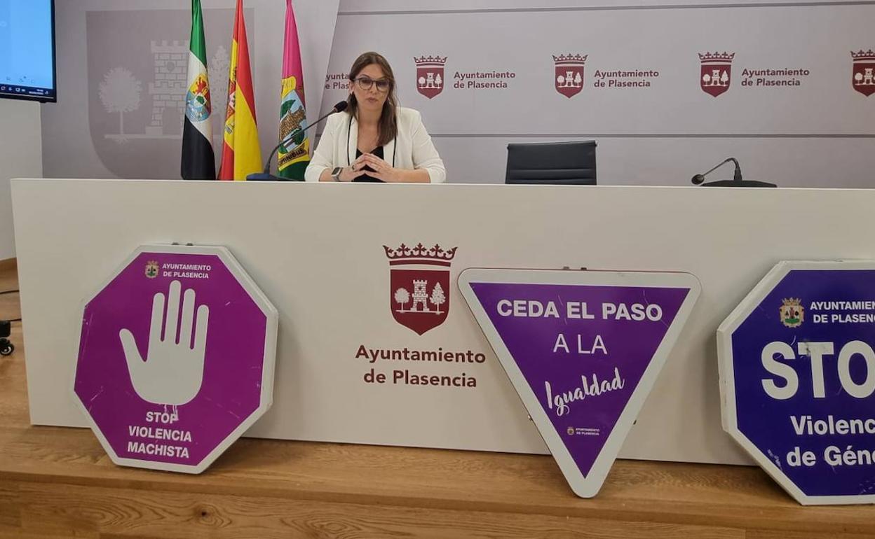 Mayte Díaz, con las nuevas señales que se instalarán en la ciudad. 