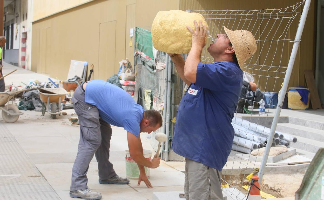 Un operario se refresca en Mérida.