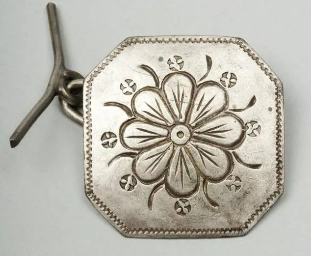 Botón de plata para capa y chaleco masculino, del siglo XIX, hecho en Cáceres.