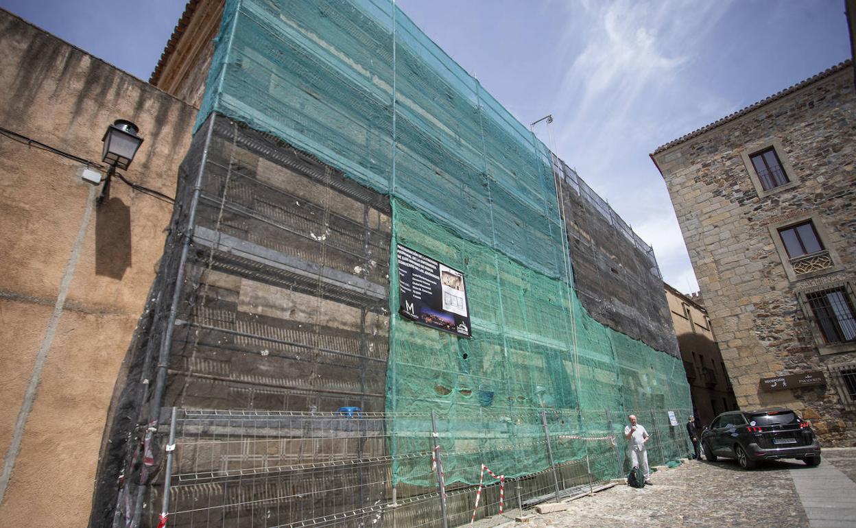 Un gran andamio cubre ya la fachada de las Jerónimas para la restauración