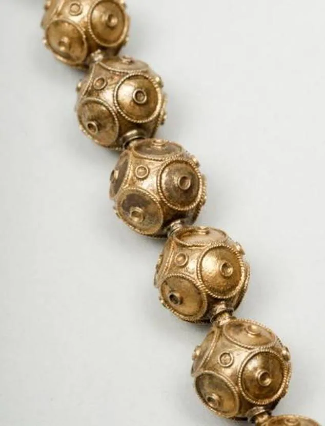 Collar de 'tembladera' extremeño del siglo XIX, de plata dorada. 