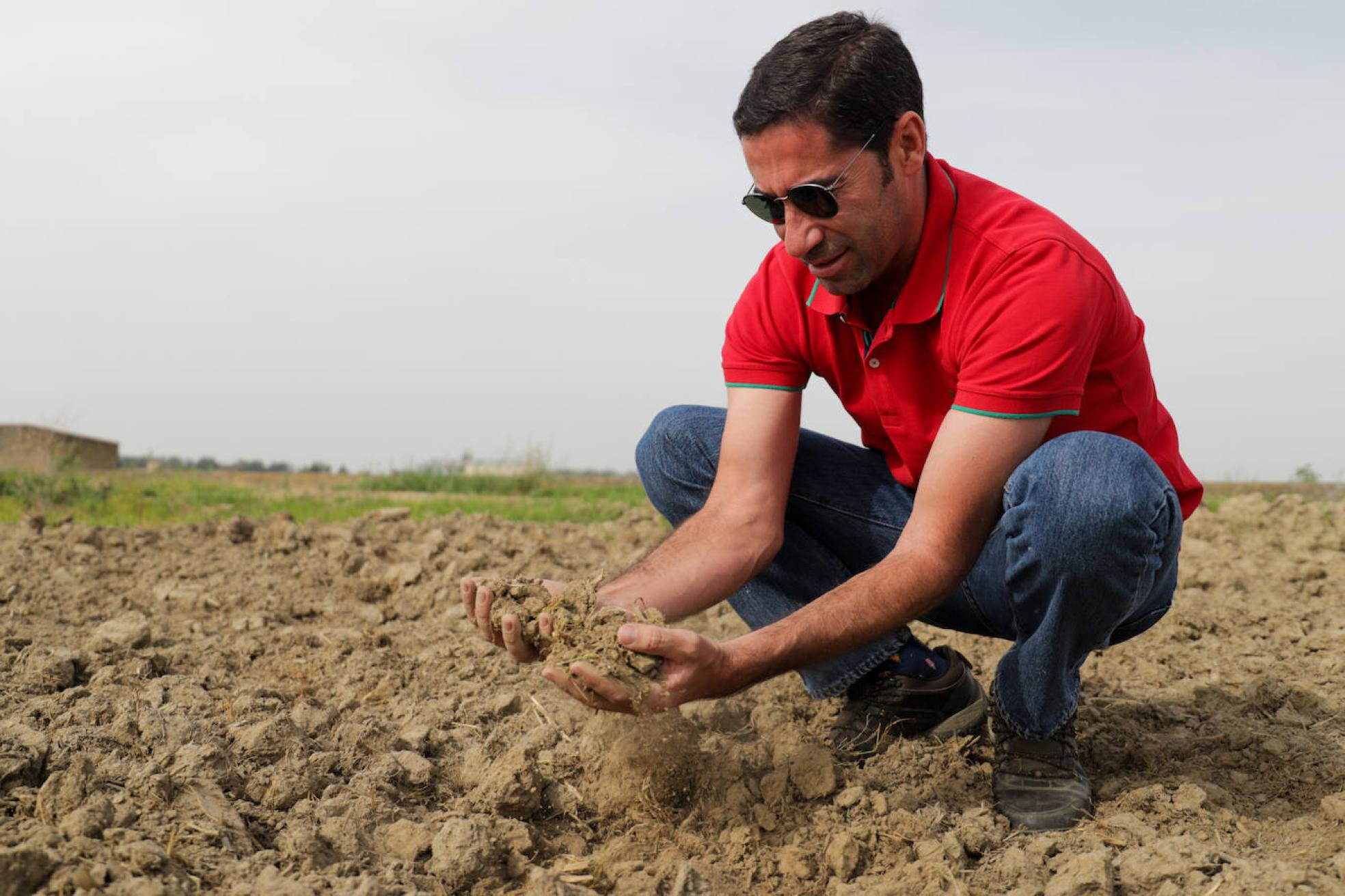  Barbecho. José Ramón Jiménez sostiene trozos de tierra en una de las parcelas en las que año tras año siembra arroz en Palazuelo y este año se queda sin cultivo por culpa de la sequía. 