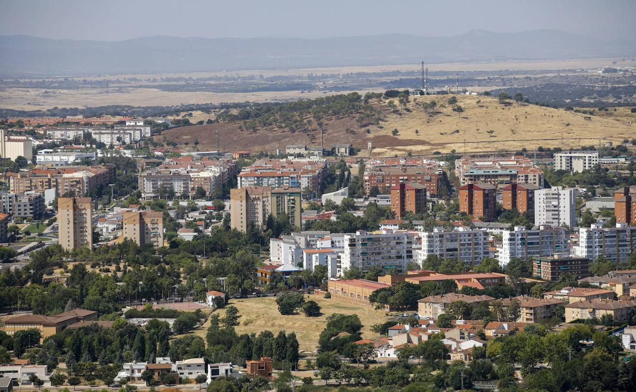Inmuebles en Cáceres en una imagen tomada desde el Santuario de la Montaña. 