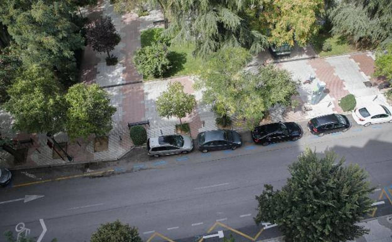 El parque de Gloria Fuertes y la fila de aparcamientos que se eliminará, quedando un solo carril de coches. 