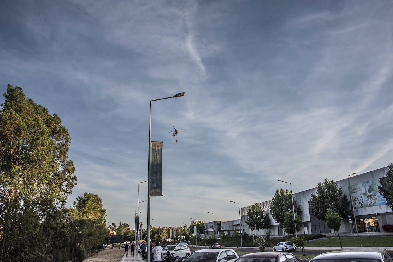 Fotos: El Infoex y los bomberos de Badajoz apagan un incendio cerca de El Faro