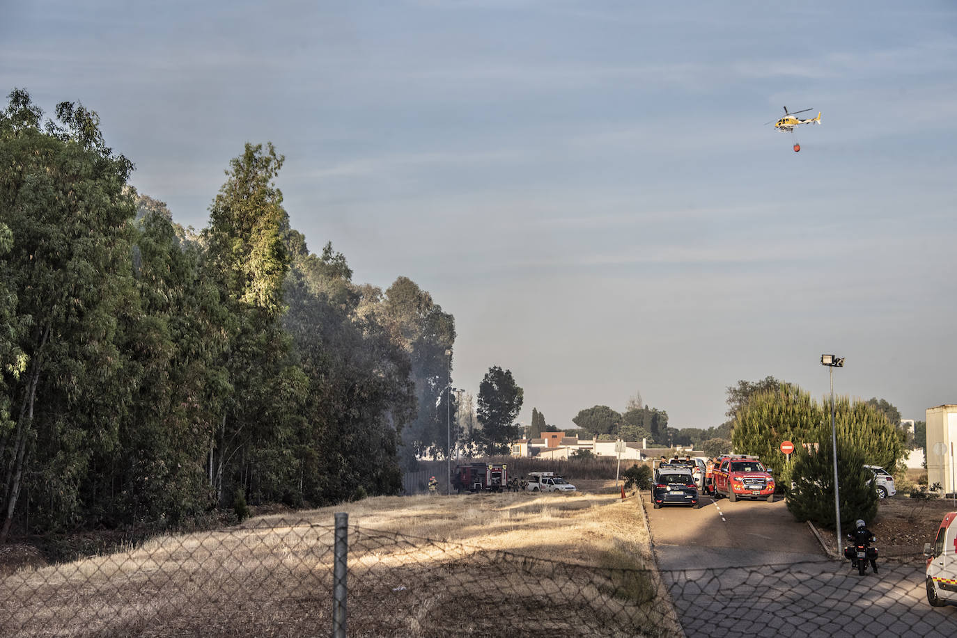 Fotos: El Infoex y los bomberos de Badajoz apagan un incendio cerca de El Faro