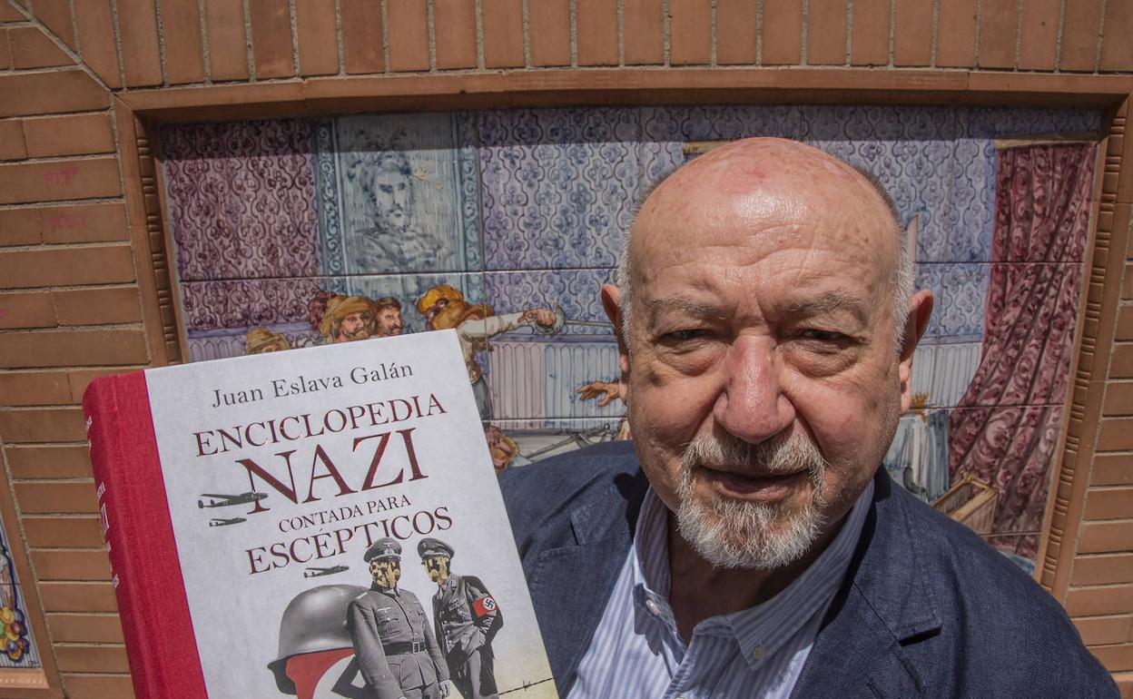 Juan Eslava Galán, este martes, en el paseo de San Francisco junto a su último libro. 