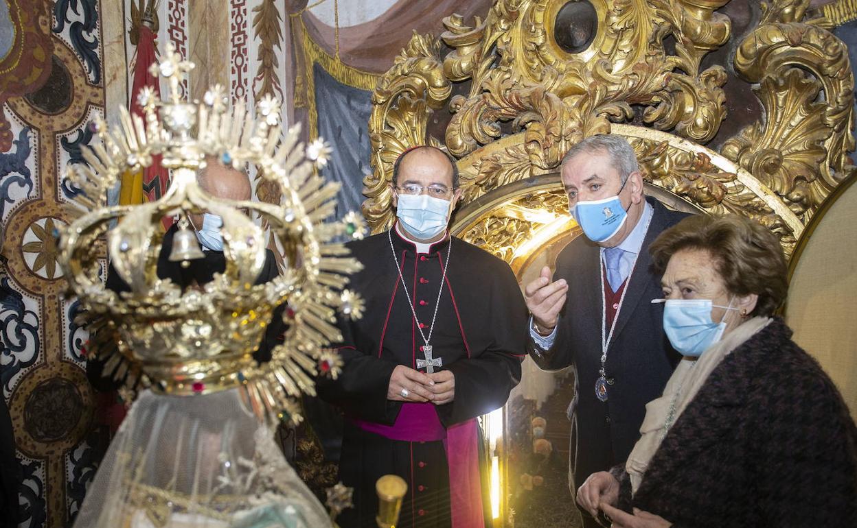 Pilar Murillo, a la derecha, el pasado mes de febrero en la visita que el obispo, Jesús Pulido, hizo a la Virgen de la Montaña. En la foto aparece, además, Juan Carlos Fernández Rincón. 