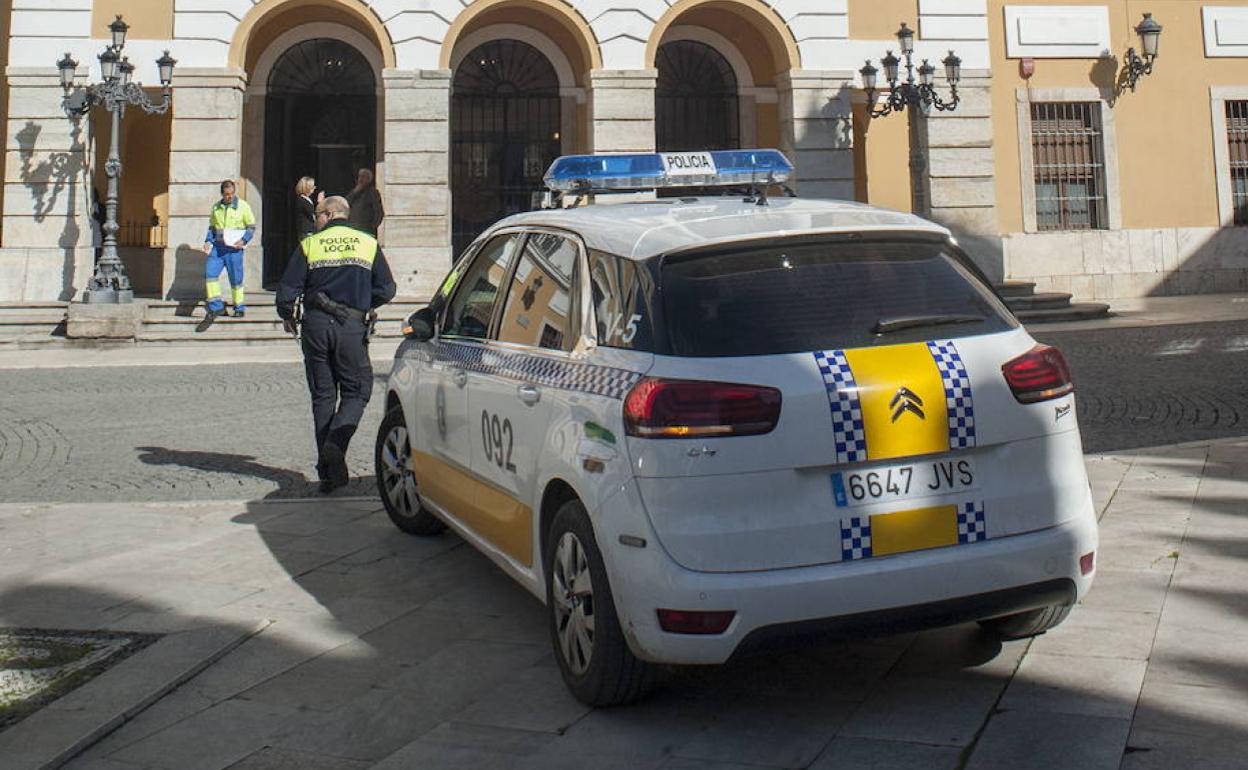 Coche de la Policía Local a las puertas del ayuntamiento de Badajoz en una imagen de archivo. 