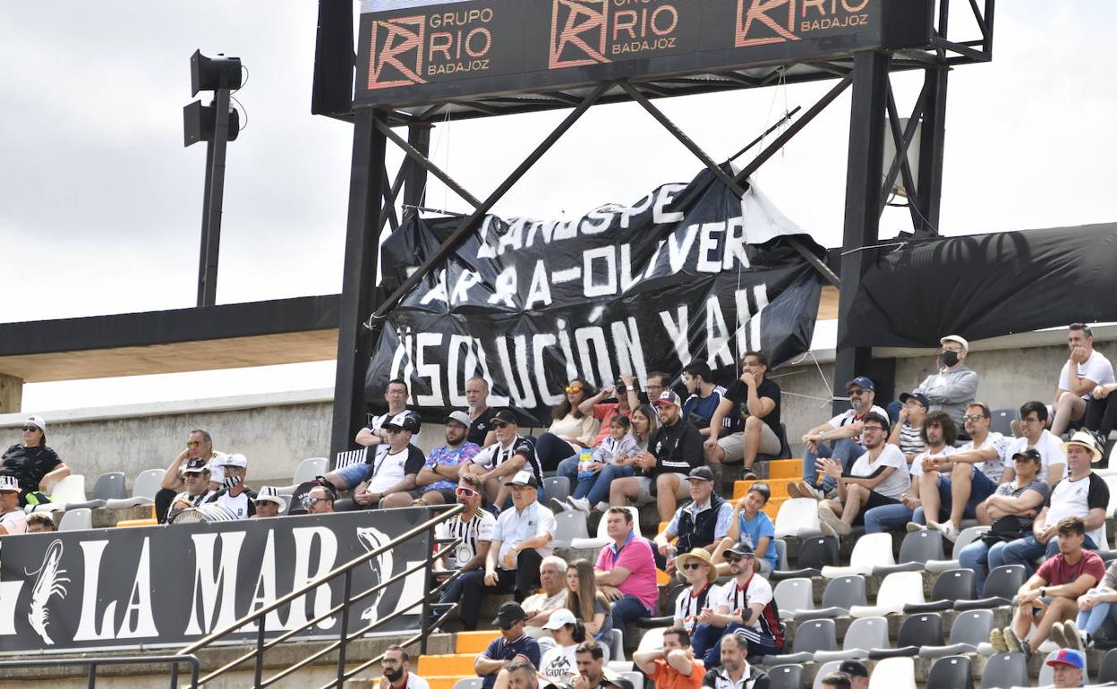 Pancarta de aficionados del Badajoz pidiendo soluciones a Lanuspe y Parra. 