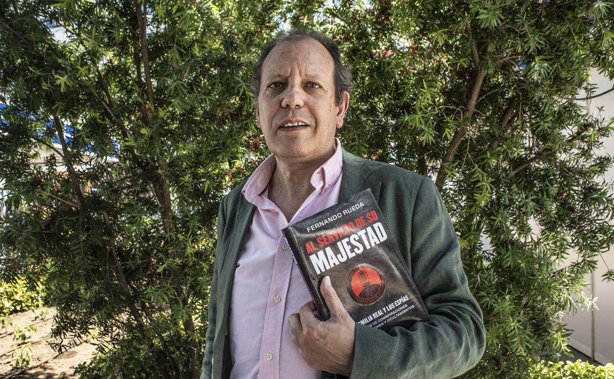 Fernando Rueda este viernes en la Feria del Libro de Badajoz con su libro 'Al servicio de su Majestad'.