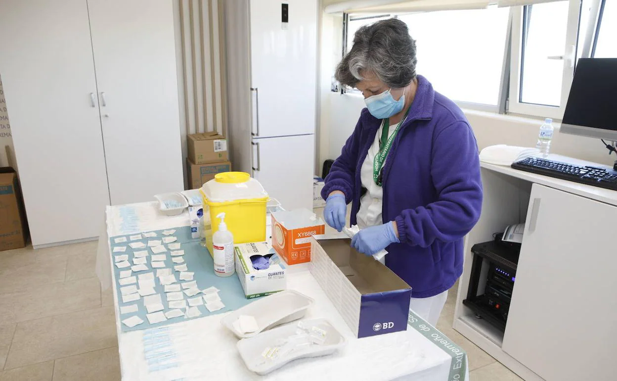 Imagen de archivo de sanitarios preparando vacunas contra la covid-19.
