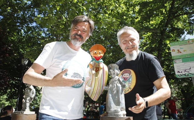 Los hermanos Pino antes de la representación, junto a la estatua que hay dedicada a Peneque. 