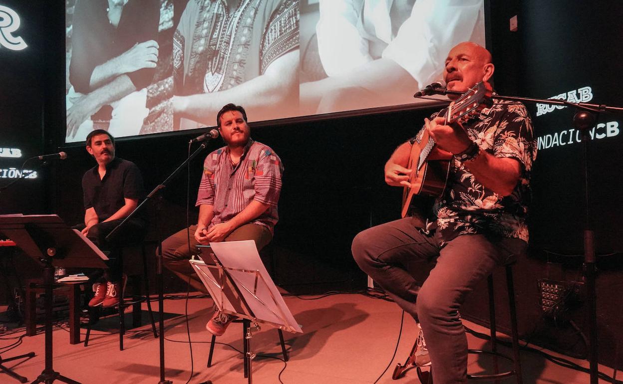 Javier Ruibal canta, en primer término, junto con Duende Josele y Juanlu Mora. 