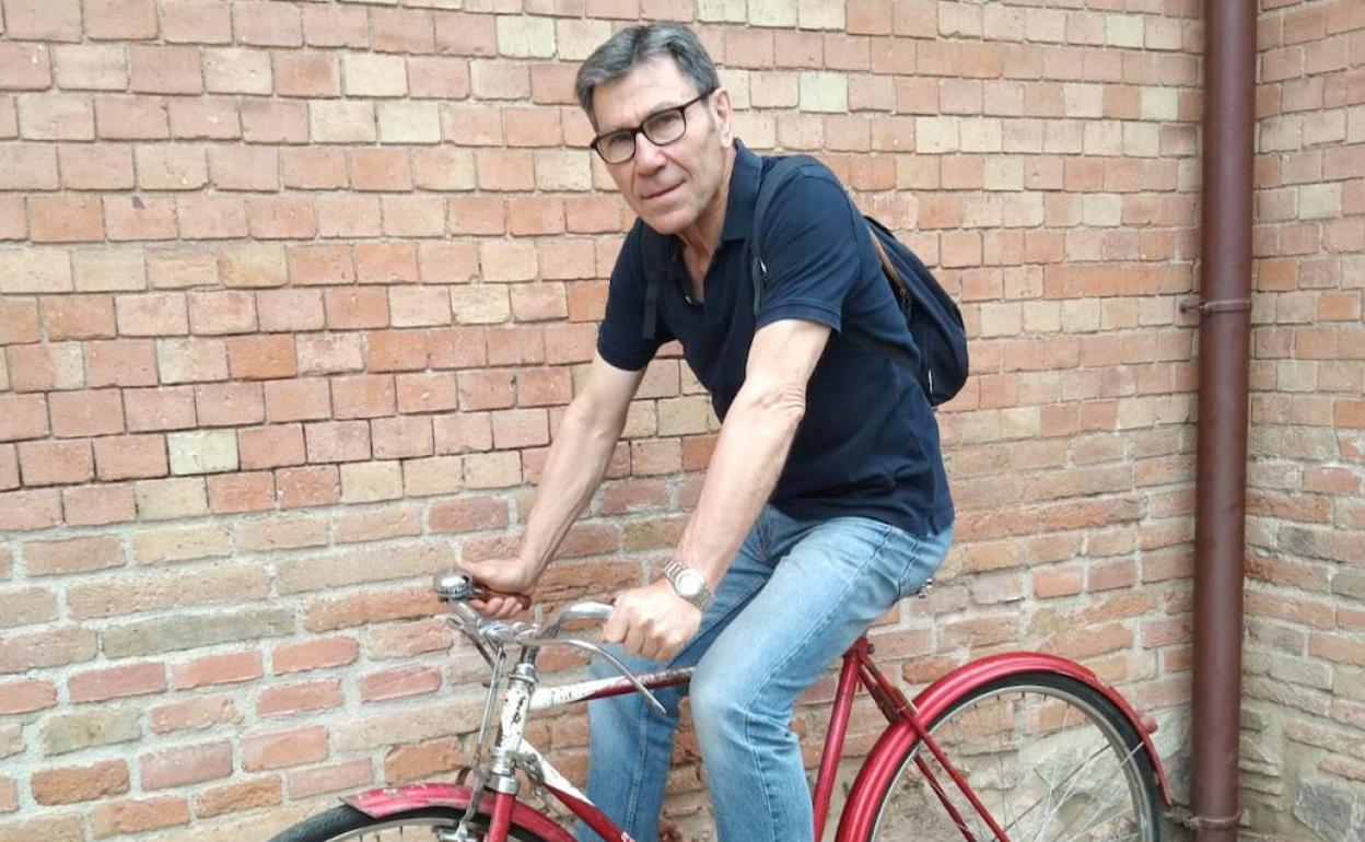 Juan Puente con su antigua bicicleta. «Ahora tengo 6 o 7», dice.