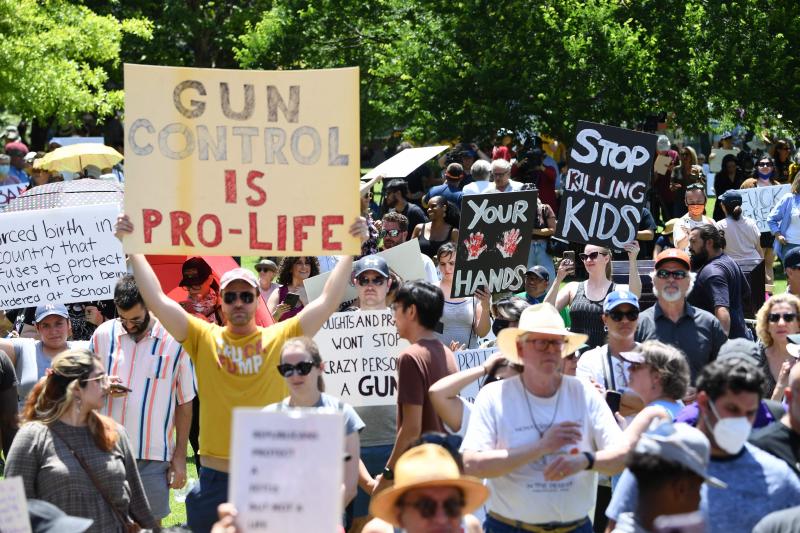 Masiva movilización contra la convención anual de la Asociación Nacional del Rifle en Houston.