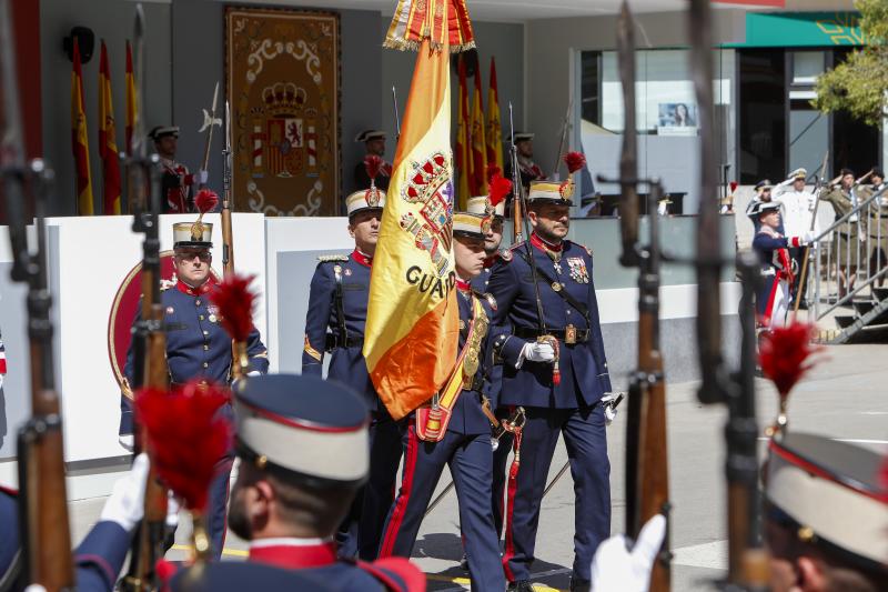 La bandera española, portada por miembros de la Guardia Real. 