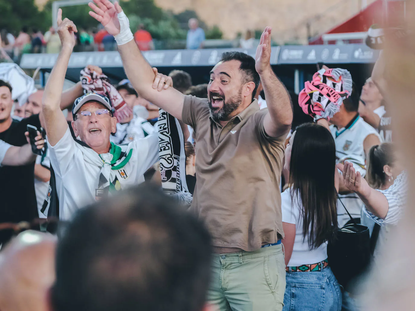 Fotos: Las mejores imágenes del partido y la celebración del ascenso a Primera RFEF del Mérida