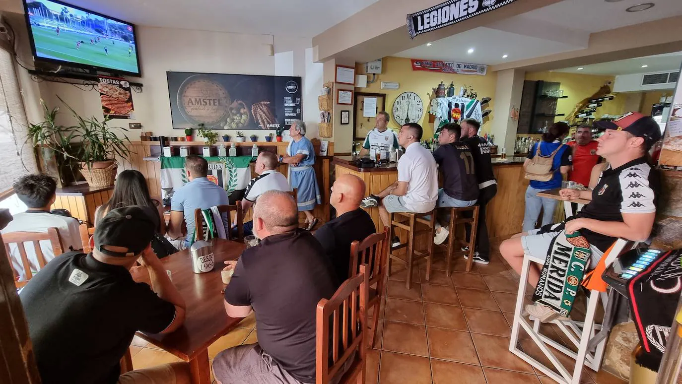 Fotos: Las mejores imágenes del partido y la celebración del ascenso a Primera RFEF del Mérida