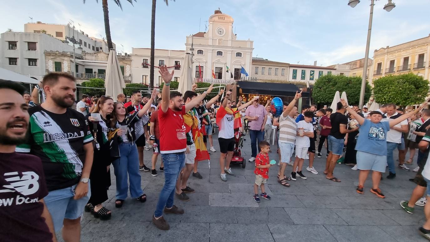 Fotos: Las mejores imágenes del partido y la celebración del ascenso a Primera RFEF del Mérida