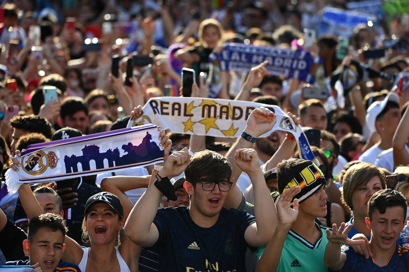 Aficionados del Real Madrid festejan la Decimocuarta en la Plaza de Cibeles. 