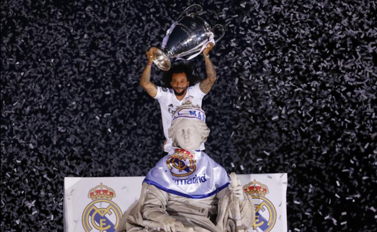 Marcelo levanta la 'orejona' junto a la estatua de La Cibeles. 