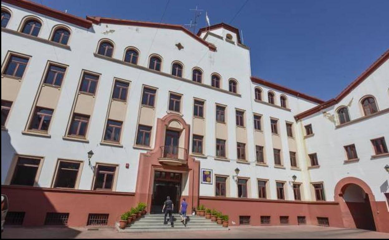 Sucesos de Extremadura: Dos arrestados en Badajoz tras agredir a un hombre de 72 años en su portal para robarle