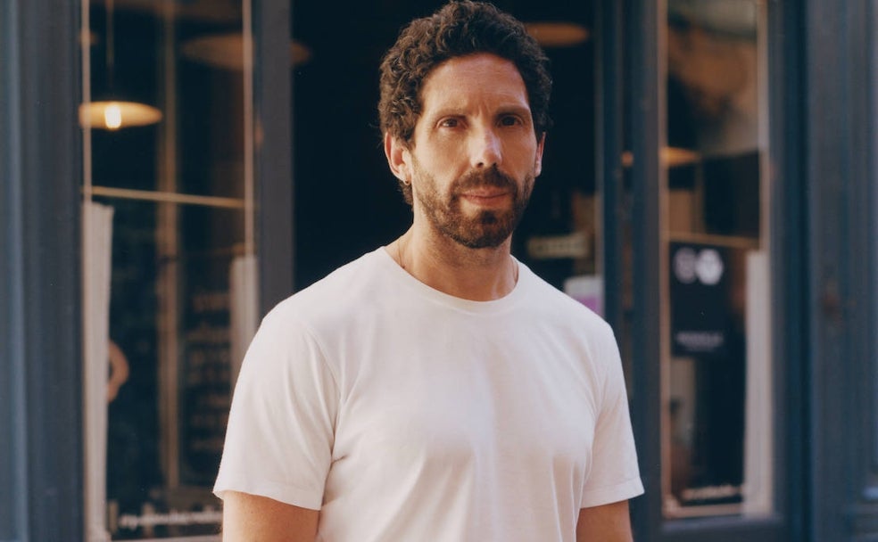 El pacense Javier Sánchez Medina, delante de su taller en Malasaña.