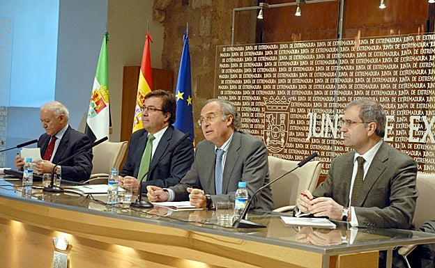 Fernández Vara y Jesús Medina, en el centro de la imagen, anunciando en enero de 2008 el futuro aeropuerto. 